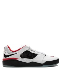 Baskets basses en cuir blanches Nike