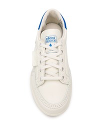 Baskets basses en cuir blanches adidas