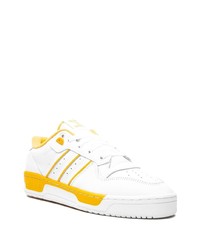 Baskets basses en cuir blanches adidas