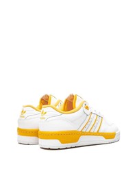 Baskets basses en cuir blanches adidas