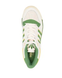 Baskets basses en cuir blanches adidas