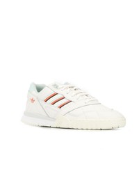 Baskets basses en cuir blanches adidas