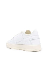 Baskets basses en cuir blanches adidas