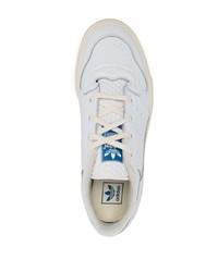 Baskets basses en cuir blanches adidas