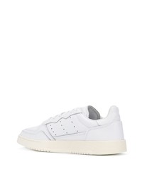 Baskets basses en cuir blanches adidas