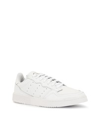 Baskets basses en cuir blanches adidas