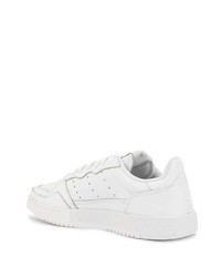 Baskets basses en cuir blanches adidas