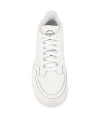 Baskets basses en cuir blanches adidas