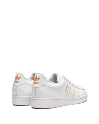 Baskets basses en cuir blanches adidas