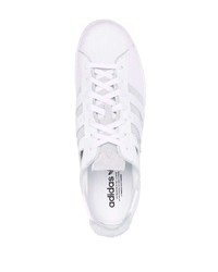 Baskets basses en cuir blanches adidas