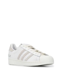 Baskets basses en cuir blanches adidas