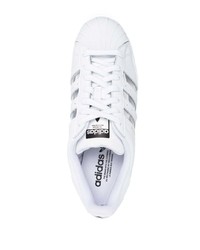 Baskets basses en cuir blanches adidas