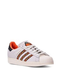 Baskets basses en cuir blanches adidas