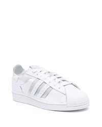 Baskets basses en cuir blanches adidas