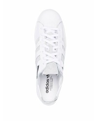 Baskets basses en cuir blanches adidas