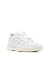 Baskets basses en cuir blanches adidas