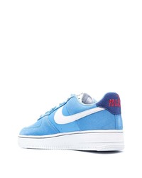 Baskets basses en cuir bleu clair Nike