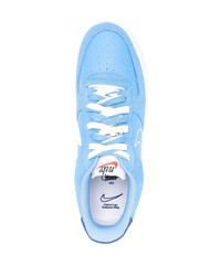 Baskets basses en cuir bleu clair Nike