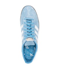 Baskets basses en cuir bleu clair adidas