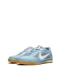 Baskets basses en cuir bleu clair Nike