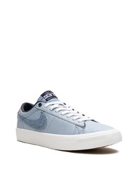 Baskets basses en cuir bleu clair Nike