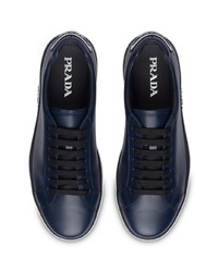 Baskets basses en cuir bleu marine Prada