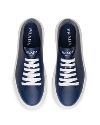 Baskets basses en cuir bleu marine Prada