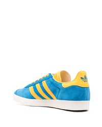 Baskets basses en cuir bleues adidas