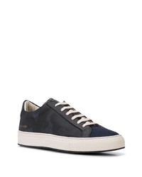 Baskets basses en cuir camouflage bleu marine Common Projects