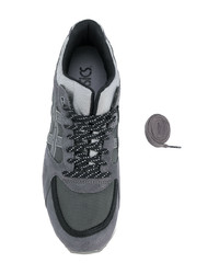 Baskets basses en cuir gris foncé Asics