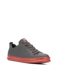 Baskets basses en cuir gris foncé Camper