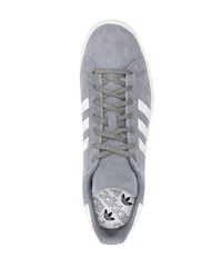 Baskets basses en cuir grises adidas