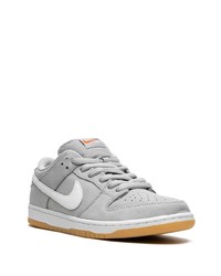 Baskets basses en cuir grises Nike