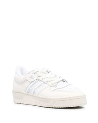 Baskets basses en cuir grises adidas