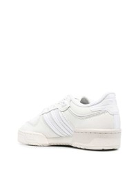 Baskets basses en cuir grises adidas