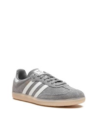 Baskets basses en cuir grises adidas