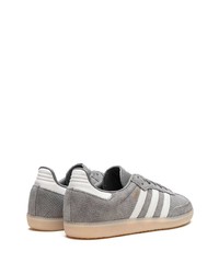 Baskets basses en cuir grises adidas