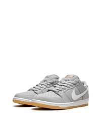 Baskets basses en cuir grises Nike