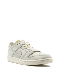 Baskets basses en cuir grises Nike