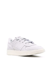 Baskets basses en cuir grises adidas