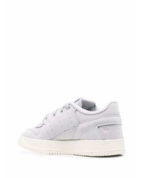 Baskets basses en cuir grises adidas