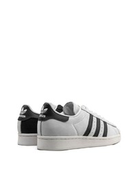 Baskets basses en cuir grises adidas