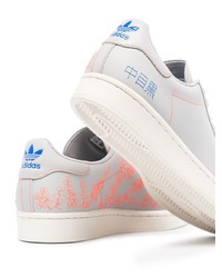 Baskets basses en cuir grises adidas