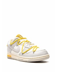 Baskets basses en cuir grises Nike