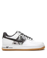 Baskets basses en cuir imprimées blanches et noires Nike