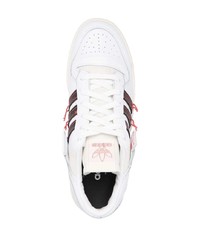 Baskets basses en cuir imprimées blanches adidas