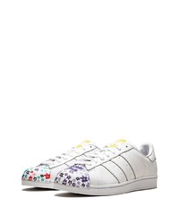 Baskets basses en cuir imprimées blanches adidas