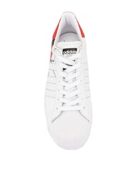 Baskets basses en cuir imprimées blanches adidas