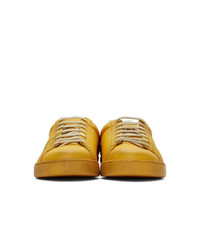 Baskets basses en cuir imprimées jaunes Gucci