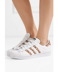 Baskets basses en cuir imprimées léopard blanches adidas Originals